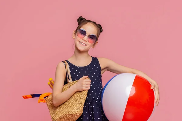 Nettes stylisches Mädchen geht mit aufblasbarem Ball und Tauchermaske schwimmen — Stockfoto