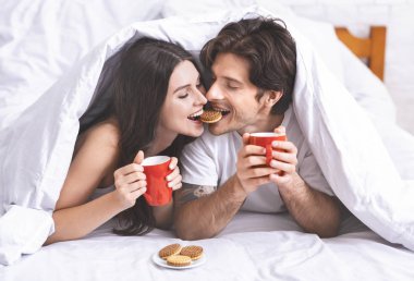 Sevimli bin yıllık çift içinde aşk Sharing kahvaltı içinde yatak