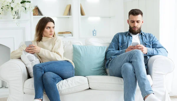 Crise de casal. Homem usando telefone, não prestando atenção à esposa — Fotografia de Stock