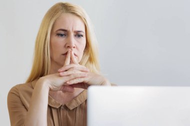 Düşünceli Olgun kadın problem çözüm düşünme