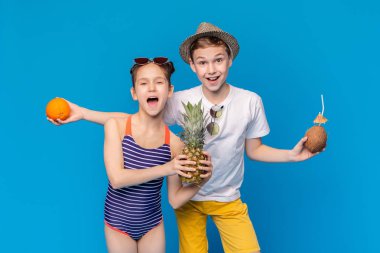 Taze tropikal meyveler ile mevsimlik tatil zevk mutlu kız ve oğlan