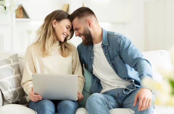 Pasando tiempo juntos. Pareja amorosa navegar por Internet en el ordenador portátil —  Fotos de Stock