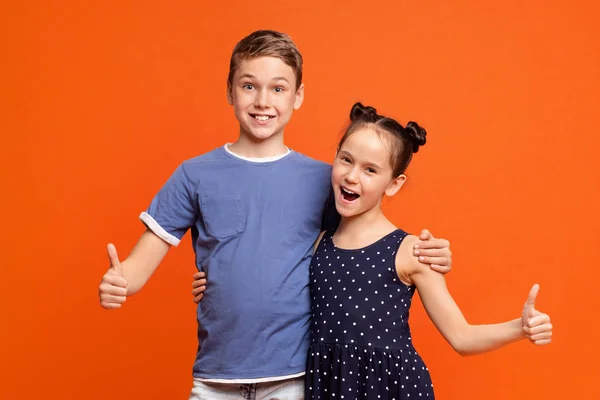 Alegre niño y niña mostrando como gesto — Foto de Stock