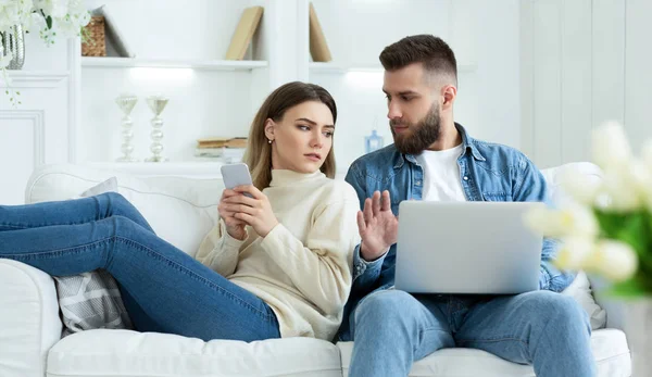 Woman Spying Husbands Laptop, Sitting Together On Sofa — Stock Photo, Image