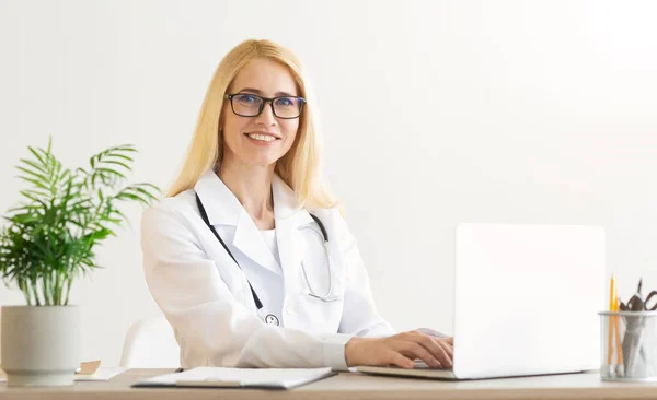 Female Doctor Giving Patient Online Service Advice — Stock Photo, Image
