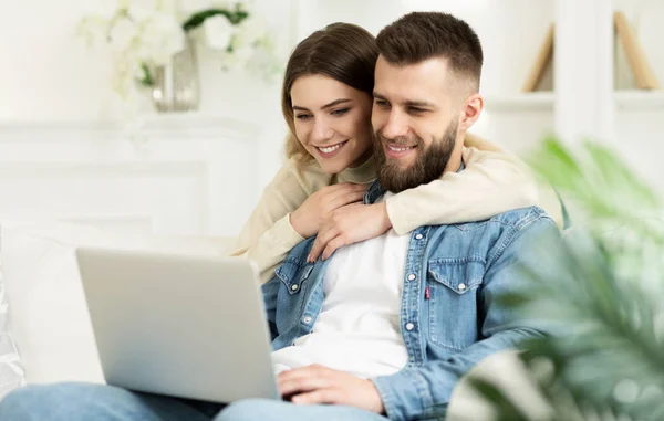 Sevimli çift evde video-Call laptop, rahatlatıcı sahip — Stok fotoğraf
