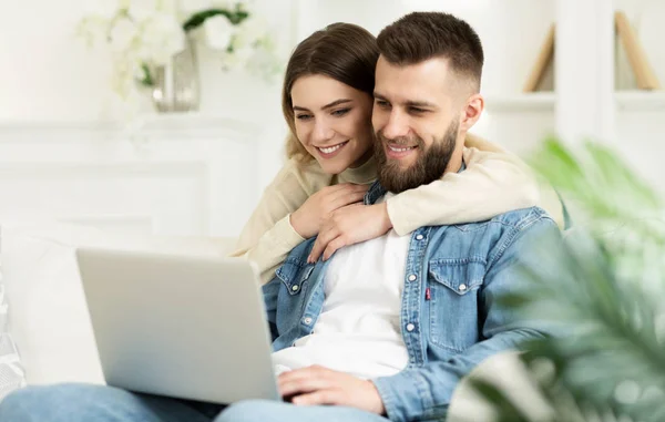 Szerető pár miután video-Call on laptop, pihentető otthon — Stock Fotó