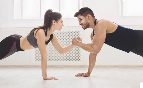 Casal desportivo amorosamente olhar um para o outro e sentar-se ups — Fotografia de Stock