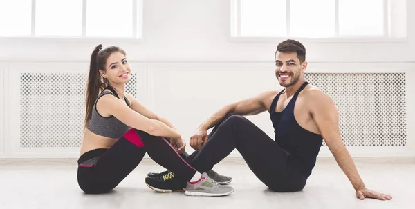 Famille sportive relaxante pendant l'entraînement en studio — Photo