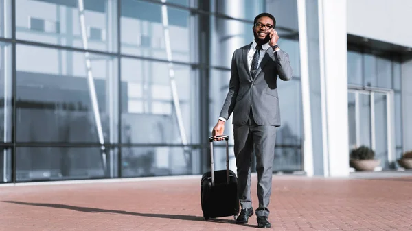 Afrika-Amerikan Iş adamı havaalanında telefonda konuşuyor — Stok fotoğraf