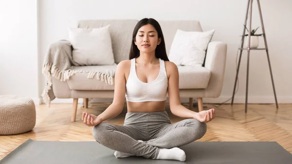 Morgon Fitness. Teen Girl mediterar på mat hemma — Stockfoto