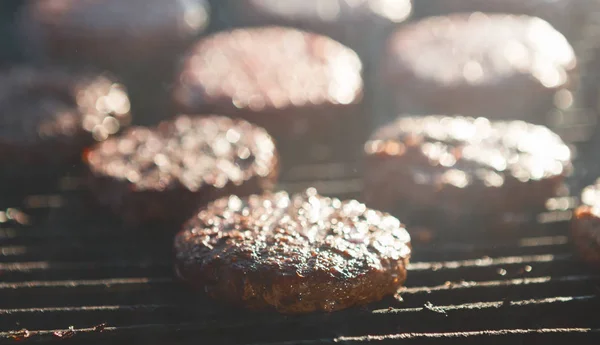 Főzés Delicious lédús hús Burgers on grill szabadban — Stock Fotó