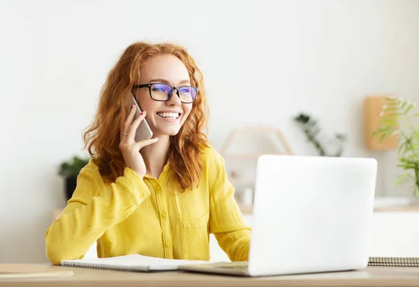 Happy freelancer werken in Office, praten op telefoon — Stockfoto