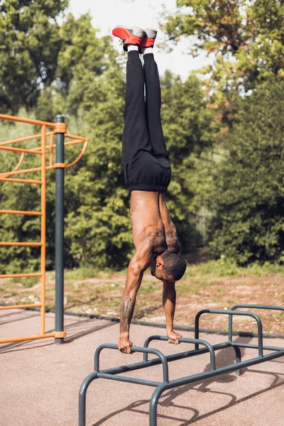 African Man állandó a kezek és a push up — Stock Fotó