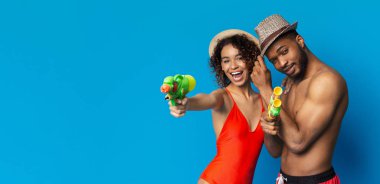 Afrika Amerikan Millennials su tabancaları ile kamera çekim