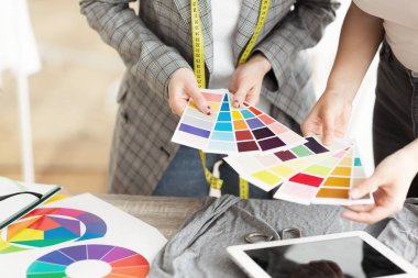 Moda Tasarımcısı tartışmak renk yeni giyim müşteri Ile