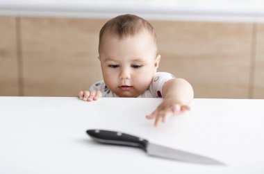 Mutfakta tehlikeli bir durum. Çocuk bir mutfak bıçağı almaya çalışırken