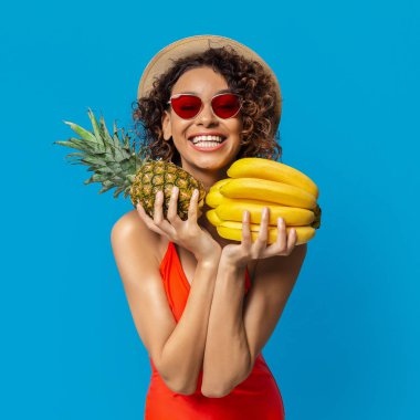 Taze ananas ve muz zevk mutlu siyah kız