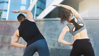 Şehirde uzanan Genç aktif çift