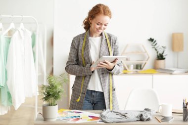 Moda Tasarımcısı kadın atölye tablet çalışma