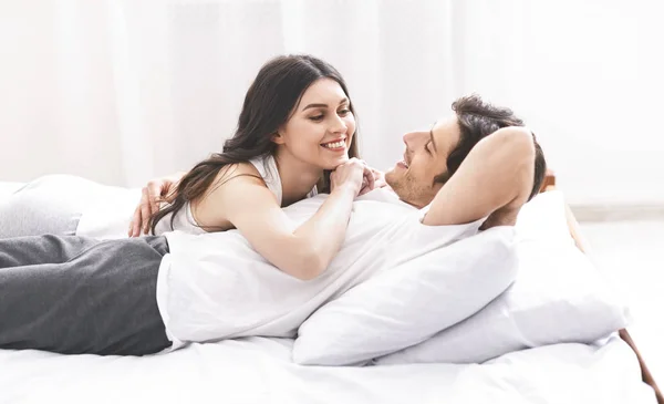 Любящие пары отдыхают в постели дома — стоковое фото
