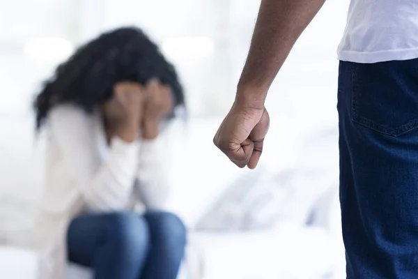 Afro-Amerikaanse man dreigt zijn bang vriendin met zijn vuist — Stockfoto