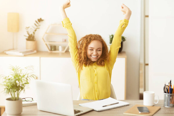 Femme étirant les mains après avoir terminé le travail au bureau — Photo
