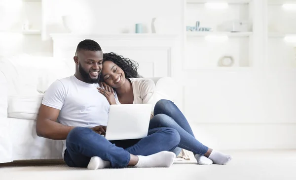 Bonito casal afro-americano procurando hotel e resort on-line — Fotografia de Stock