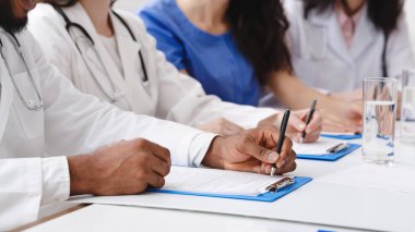 Tıp Eğitimi. Doktorlar Konferansta Notlar Yazıyor
