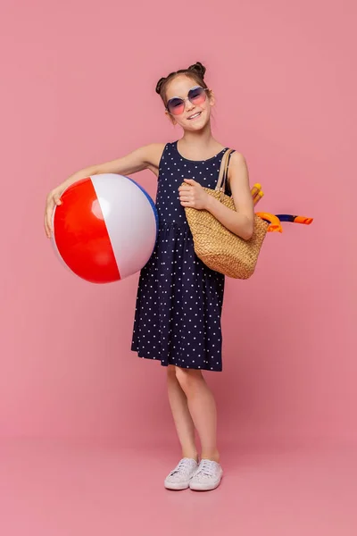 Menina que vai tomar banho de sol com grande bola inflável — Fotografia de Stock