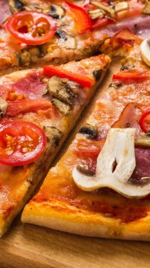 Mantar ve pepperoni ile Delicious pizza parçası yakın