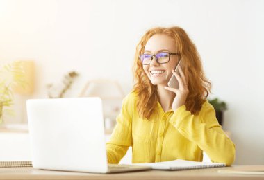 Mağaza Asistanı Alıcılar Sipariş Tartışıyor, Telefonda Talking