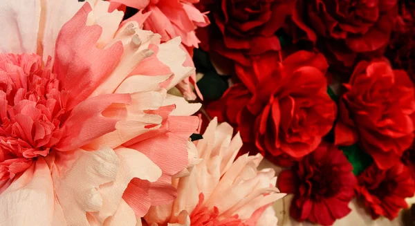 Фон з паперу ручної роботи з червоними та рожевими квітами , — стокове фото