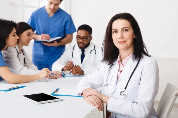 Conférence de l'équipe médicale. Femme praticienne à la réunion — Photo