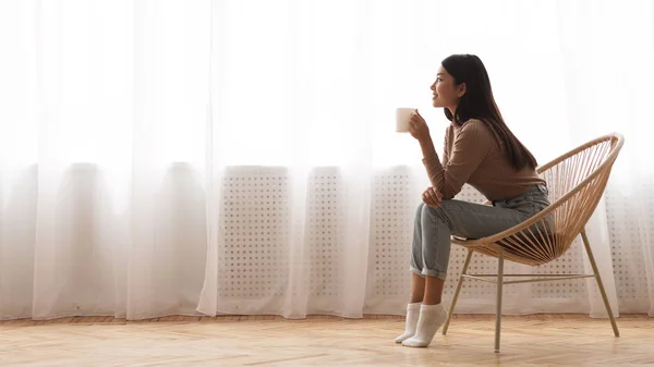 Chica disfrutando del café de la mañana, sentado en el sillón —  Fotos de Stock