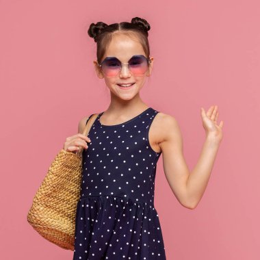 Güneş gözlüğü el sallayarak sevimli şık kız