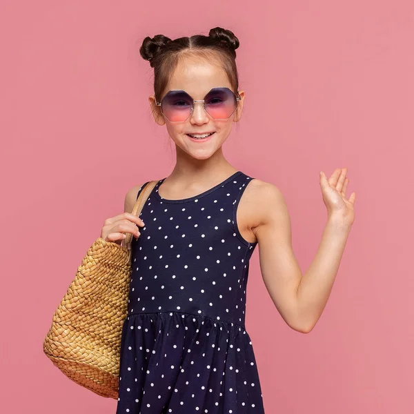 Menina elegante adorável em óculos de sol acenando mão — Fotografia de Stock