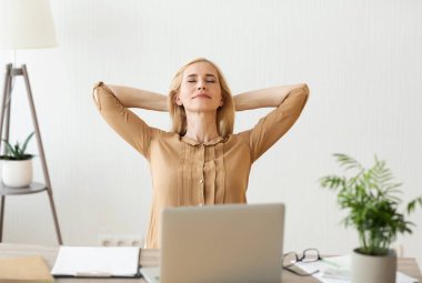 Freelancer İş sonrası Dinlenme, Baş Arkasında Silah Holding
