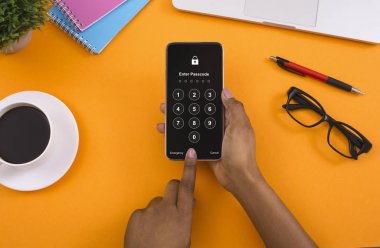 Giriş formlu modern cep telefonu tutan kadın