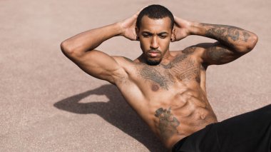 Sportif Afro Man Egzersiz Spor Ground Ups Sit