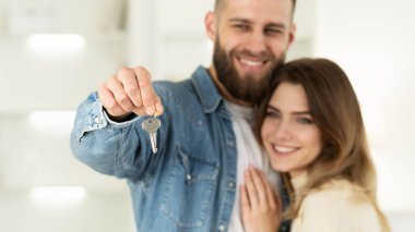 Yeni Ev Sahipleri. Loving Couple Gösteren Anahtar