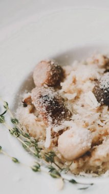 Biberiye ve parmesanlı yaban mantarlı risotto.