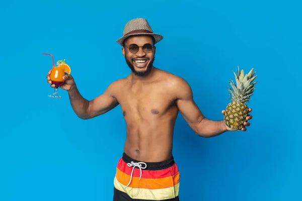 新鮮な夏のフルーツとカクテルと陽気な黒い男 — ストック写真