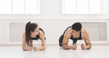 Tahtada duran ve birbirlerine bakan başarılı çift