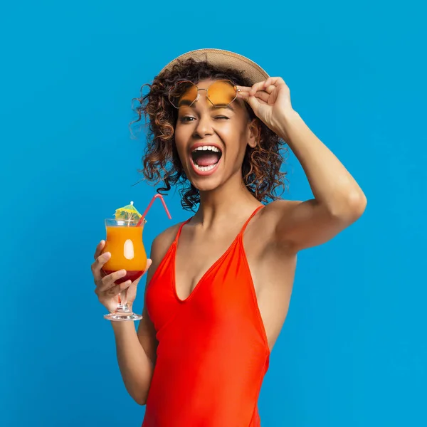 Dost Afrikalı kız kameraya göz kırpıyor, yaz kokteyli içiyor — Stok fotoğraf