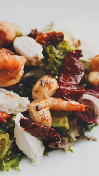 Salade italienne traditionnelle de fruits de mer aux crevettes et mozzarella — Photo