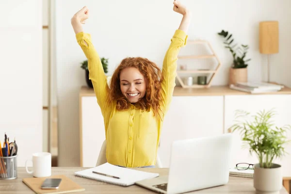 Diseñador creativo estiramiento en frente de la computadora portátil —  Fotos de Stock