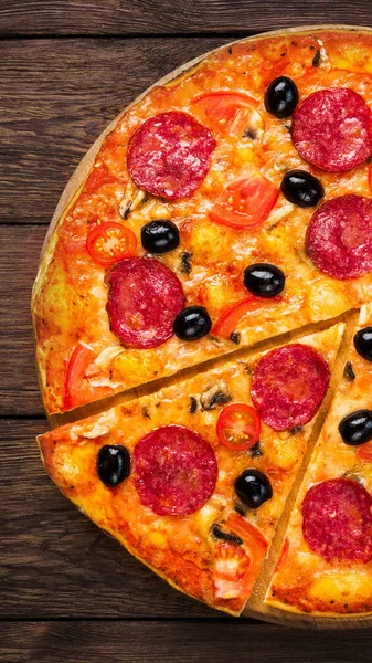 Cienka Pizza z salami, pomidorami wiśniowym i czarnymi oliwkami — Zdjęcie stockowe