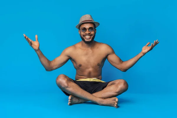 Feliz negro chico en traje de baño chilling fuera en azul estudio fondo —  Fotos de Stock