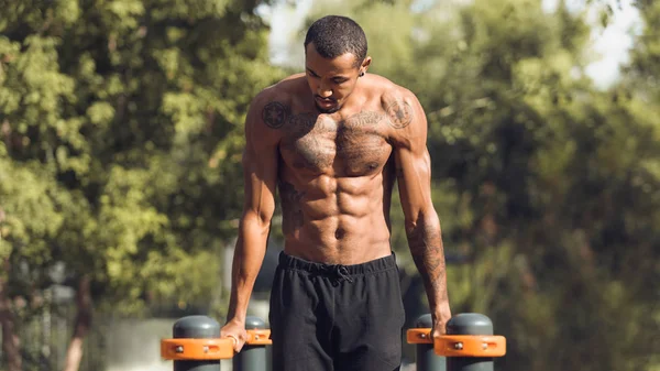 African Man Doing Bodyweight Push Ups Outdoors — Stock Photo, Image